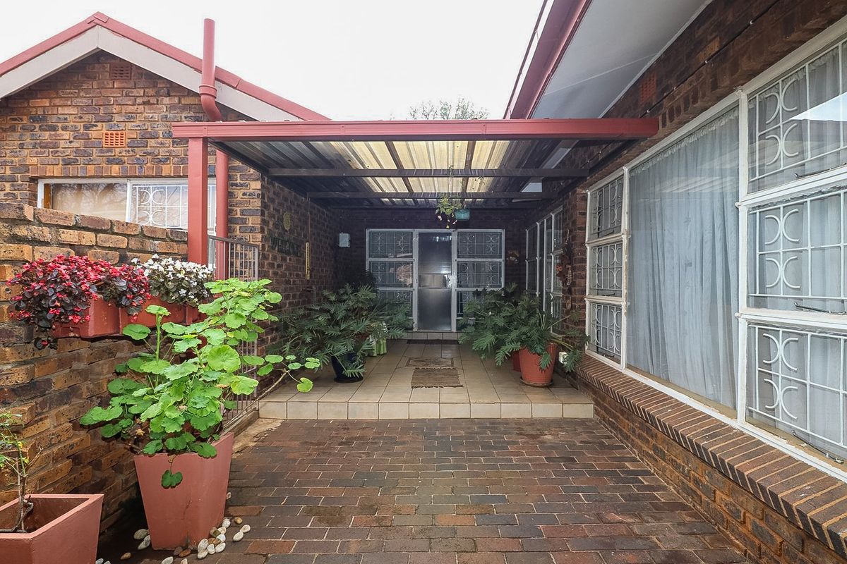Spacious Family Home with Pool, Borehole &  Lapa in Popular Extension 4 - Photo 4