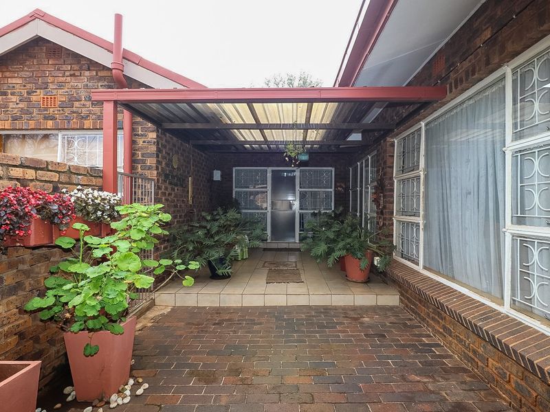 Spacious Family Home with Pool, Borehole &  Lapa in Popular Extension 4 - Photo 4