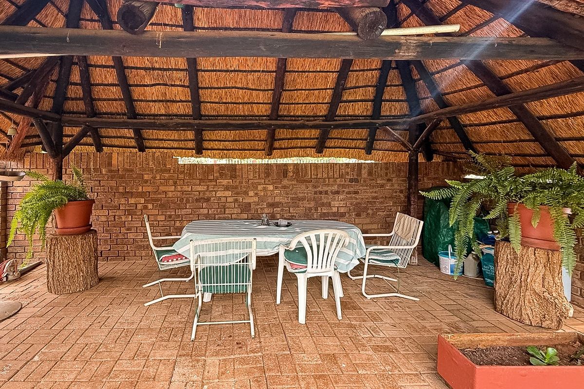 Spacious Family Home with Pool, Borehole &  Lapa in Popular Extension 4 - Photo 2