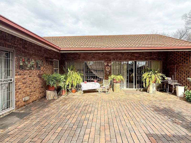 Spacious Family Home with Pool, Borehole &  Lapa in Popular Extension 4 - Photo 3