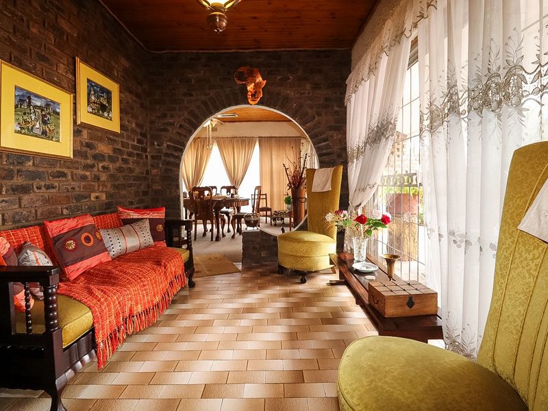 Spacious Family Home with Pool, Borehole &  Lapa in Popular Extension 4 - Photo 10