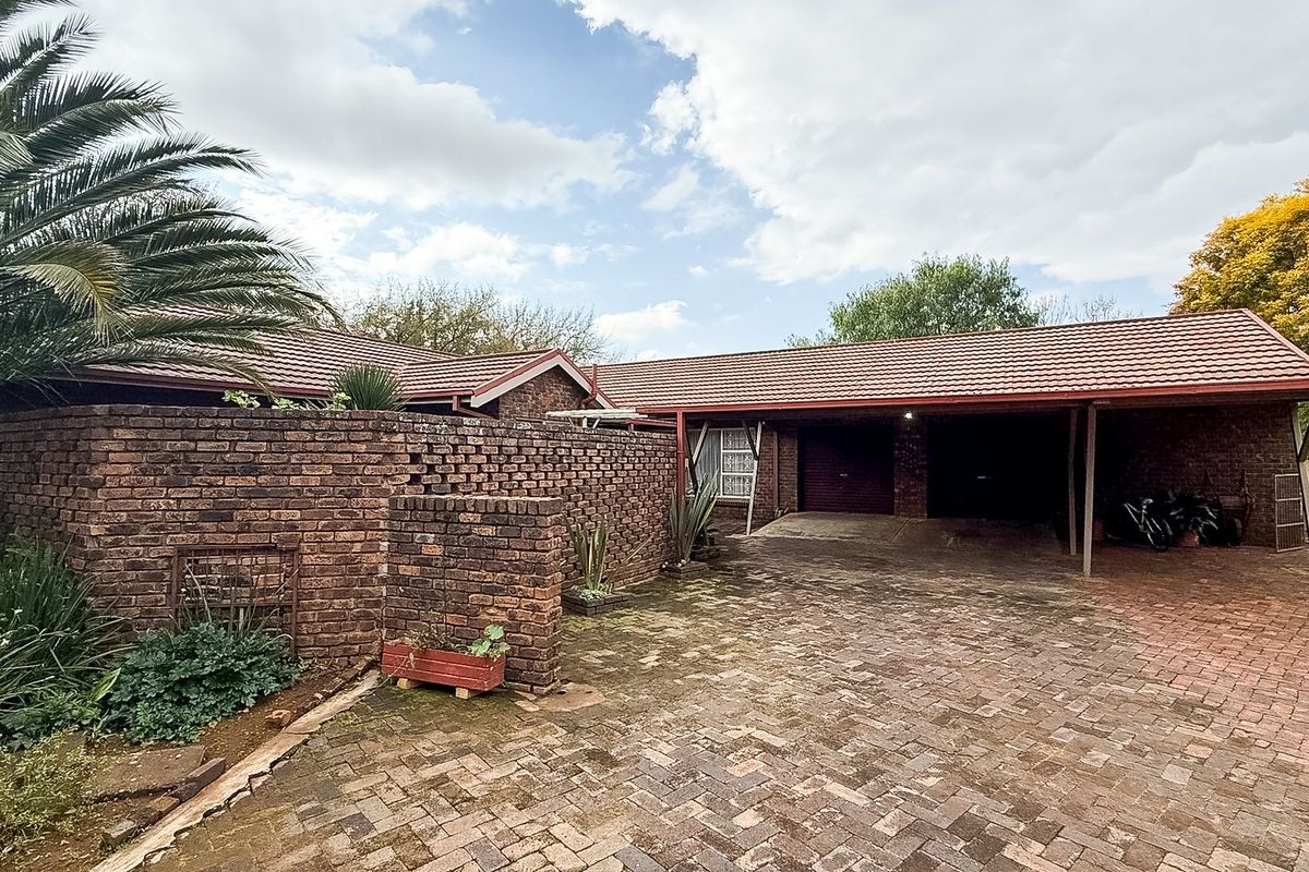 Spacious Family Home with Pool, Borehole &  Lapa in Popular Extension 4 - Photo 5