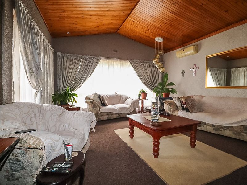 Spacious Family Home with Pool, Borehole &  Lapa in Popular Extension 4 - Photo 8