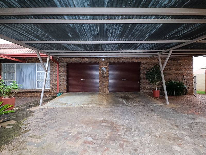Spacious Family Home with Pool, Borehole &  Lapa in Popular Extension 4 - Photo 6