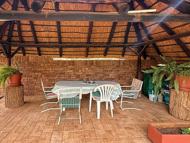 Spacious Family Home with Pool, Borehole &  Lapa in Popular Extension 4 - Photo 2