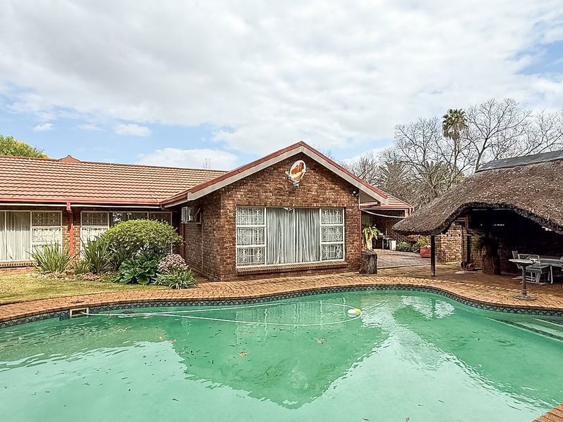 Spacious Family Home with Pool, Borehole &  Lapa in Popular Extension 4 - Photo 1