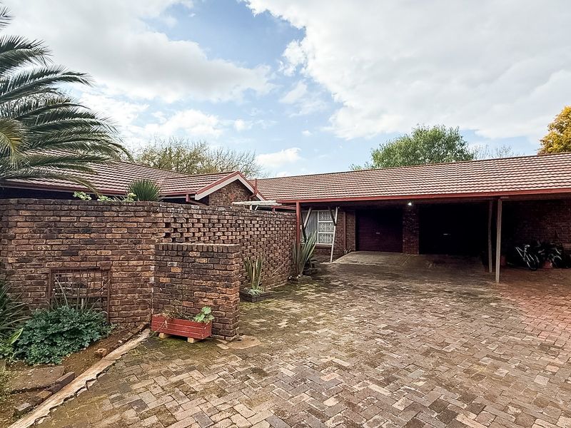 Spacious Family Home with Pool, Borehole &  Lapa in Popular Extension 4 - Photo 5