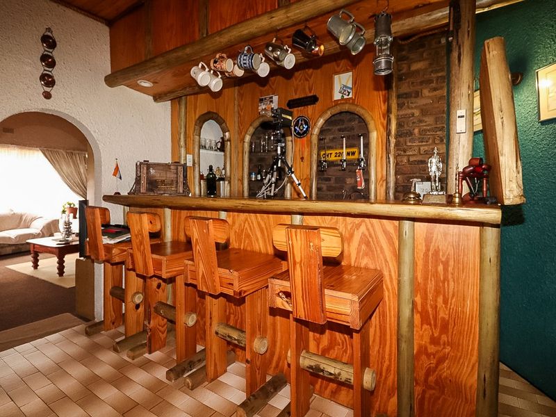 Spacious Family Home with Pool, Borehole &  Lapa in Popular Extension 4 - Photo 9