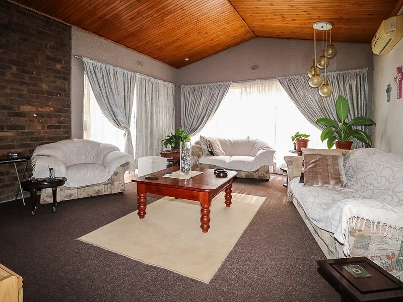 Spacious Family Home with Pool, Borehole &  Lapa in Popular Extension 4 - Photo 7