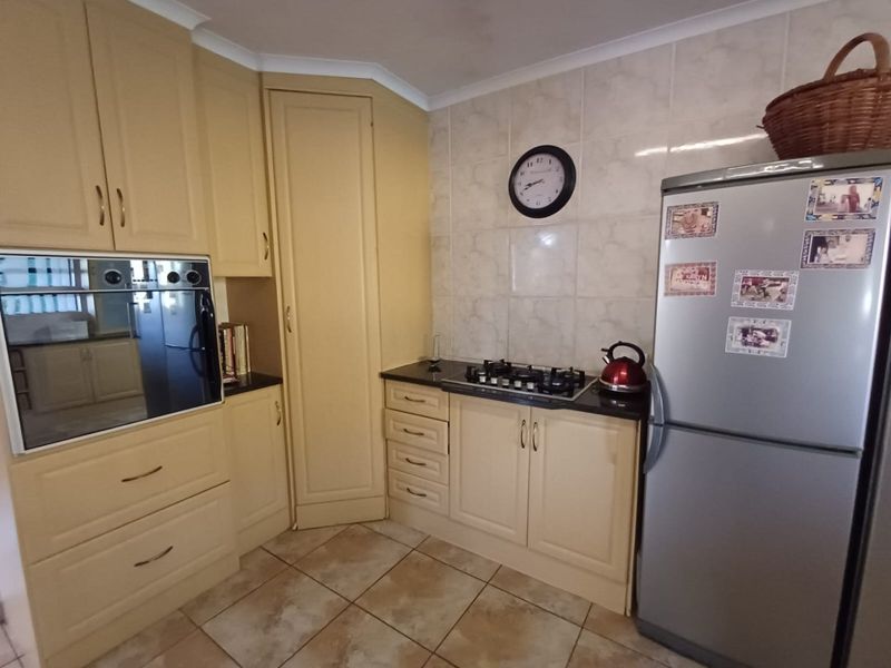4 Bedroom home with double garage and landscaped garden - Photo 10