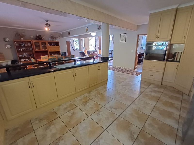 4 Bedroom home with double garage and landscaped garden - Photo 9