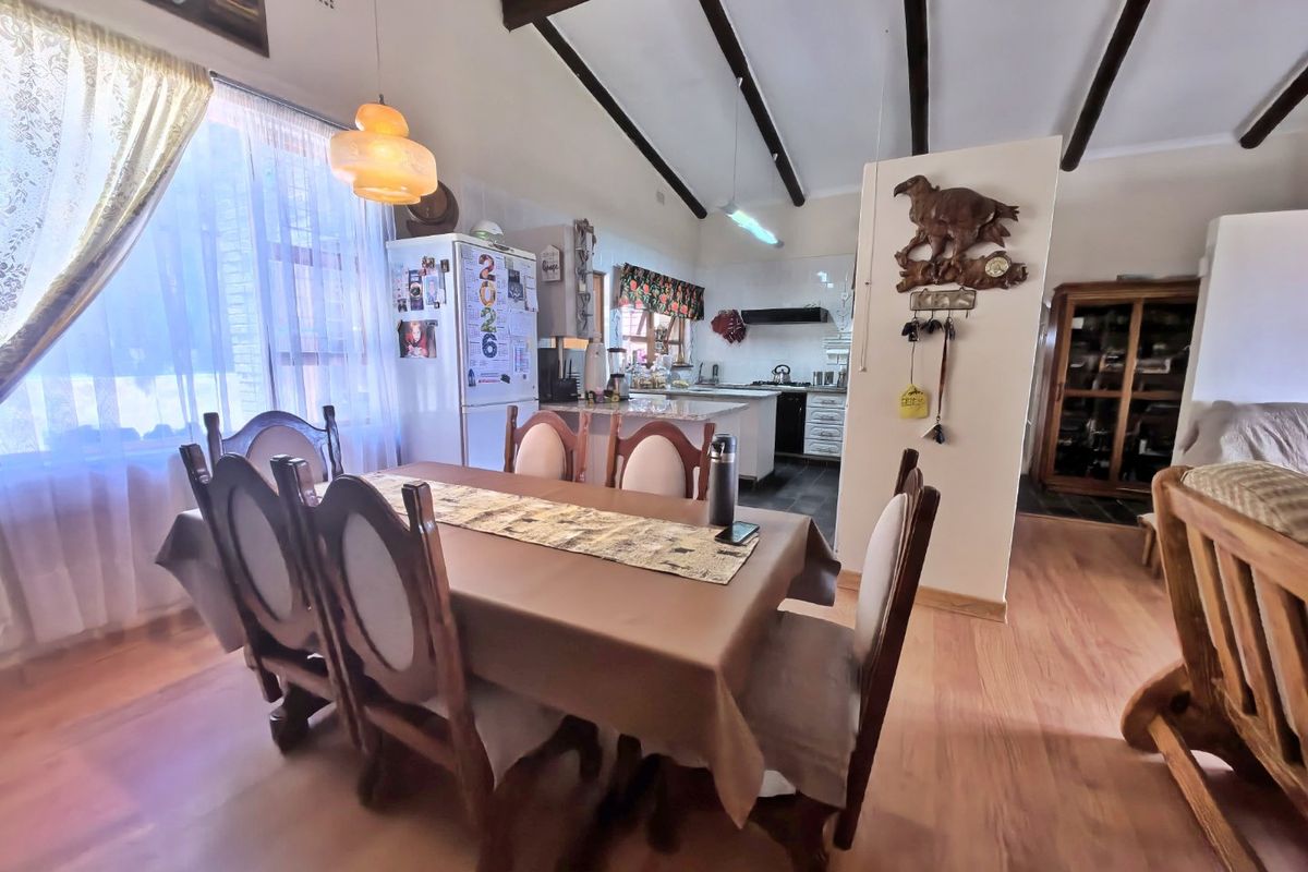 Spacious Family Home with Mountain Views - Photo 5