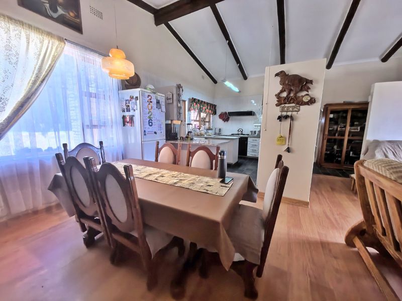 Spacious Family Home with Mountain Views - Photo 5