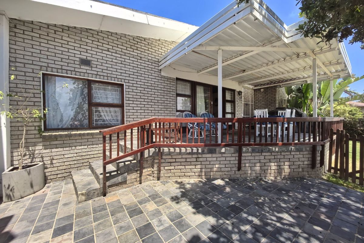 Spacious Family Home with Mountain Views - Photo 2