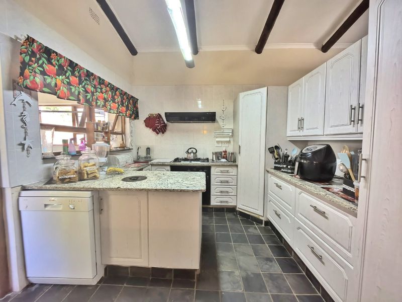 Spacious Family Home with Mountain Views - Photo 10
