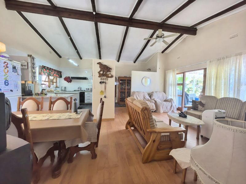 Spacious Family Home with Mountain Views - Photo 9