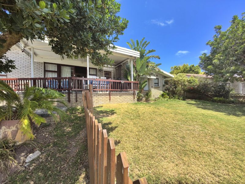 Spacious Family Home with Mountain Views - Photo 3