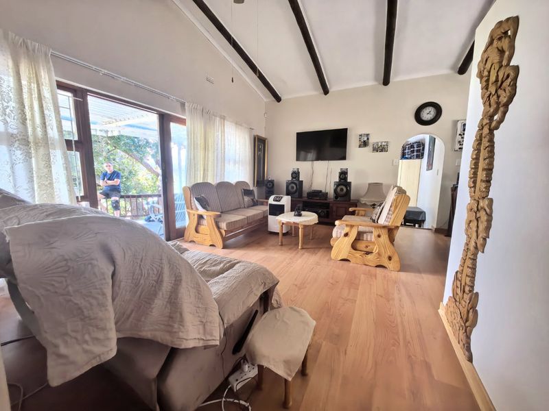 Spacious Family Home with Mountain Views - Photo 7