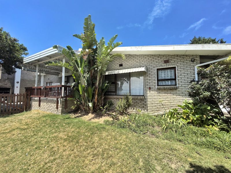 Spacious Family Home with Mountain Views - Photo 1