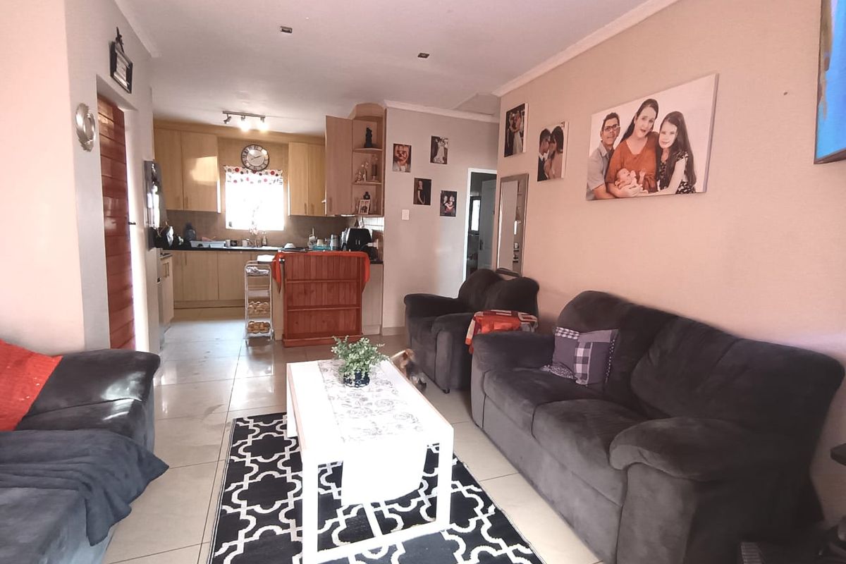 Well Located & Neat 2 Bedroom Townhouse for Sale - Photo 5