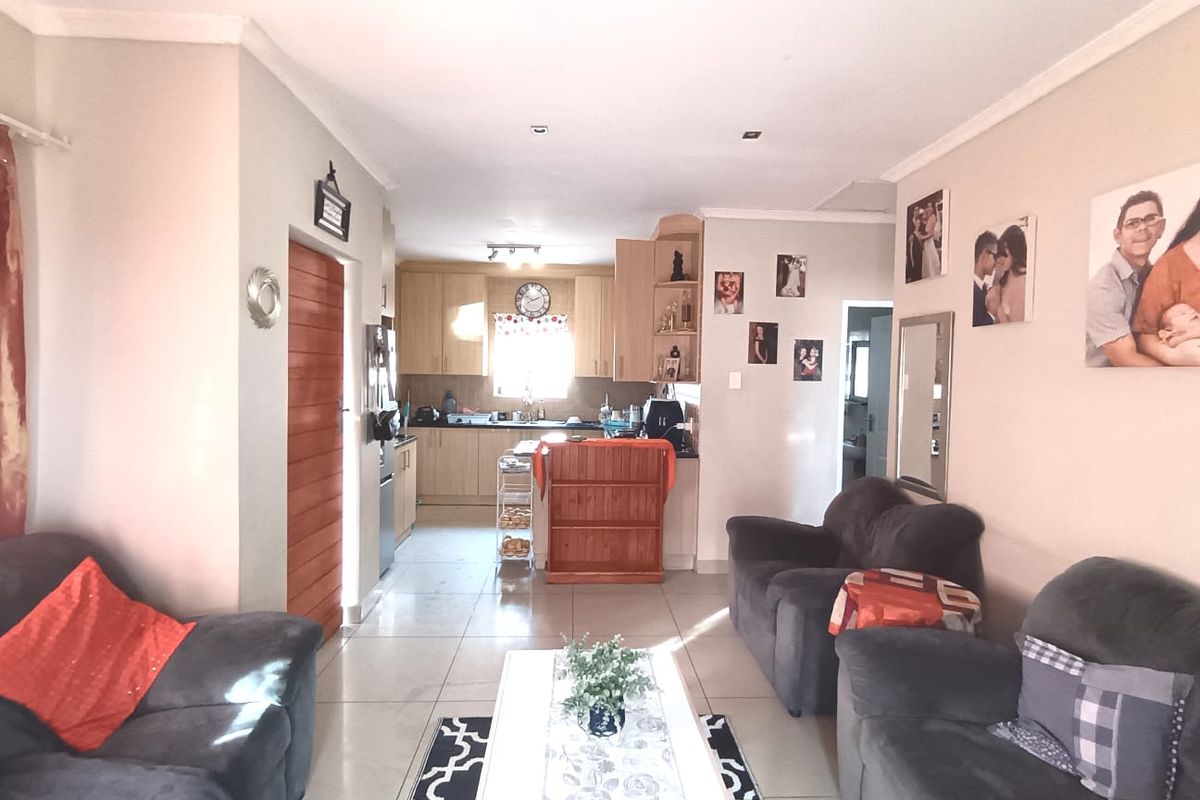Well Located & Neat 2 Bedroom Townhouse for Sale - Photo 4