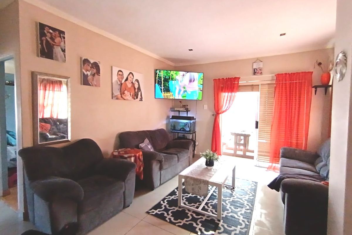 Well Located & Neat 2 Bedroom Townhouse for Sale - Photo 3