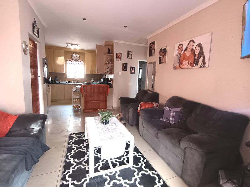 Well Located & Neat 2 Bedroom Townhouse for Sale - Photo 5