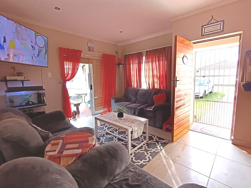 Well Located & Neat 2 Bedroom Townhouse for Sale - Photo 2