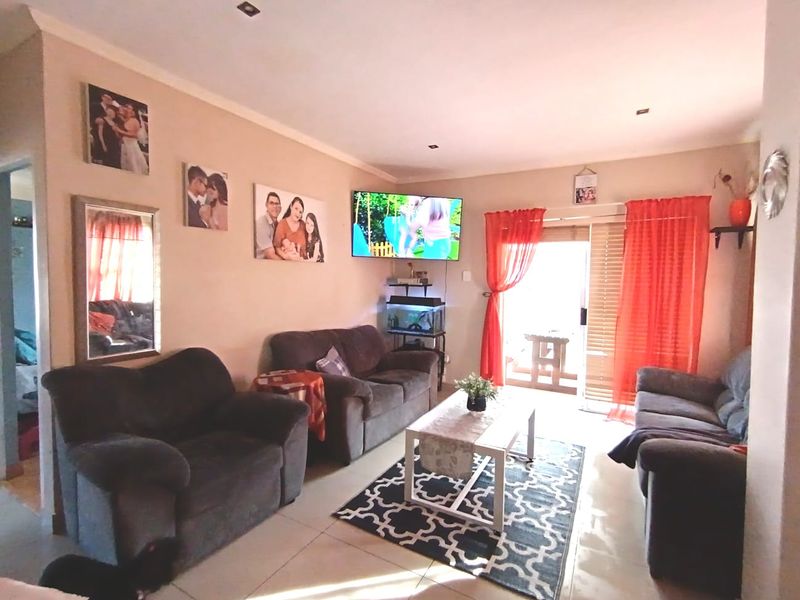 Well Located & Neat 2 Bedroom Townhouse for Sale - Photo 3