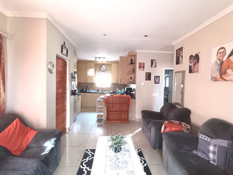 Well Located & Neat 2 Bedroom Townhouse for Sale - Photo 4