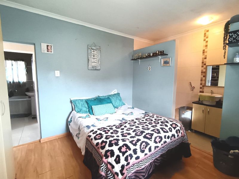 Well Located & Neat 2 Bedroom Townhouse for Sale - Photo 10