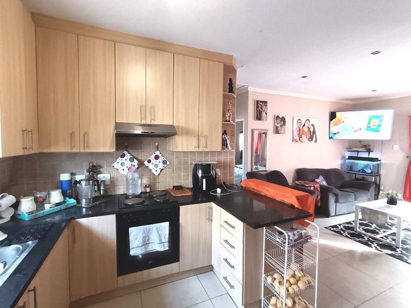 Well Located & Neat 2 Bedroom Townhouse for Sale - Photo 9