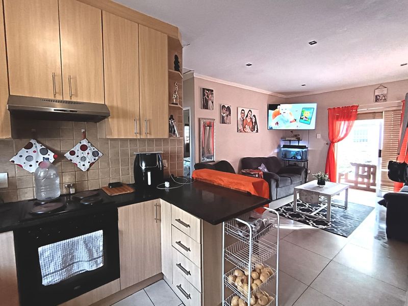 Well Located & Neat 2 Bedroom Townhouse for Sale - Photo 8