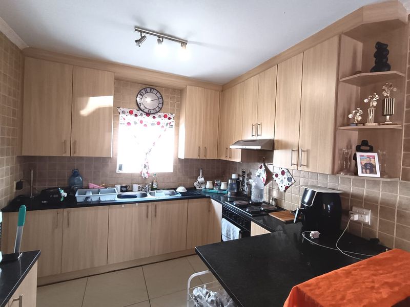 Well Located & Neat 2 Bedroom Townhouse for Sale - Photo 7