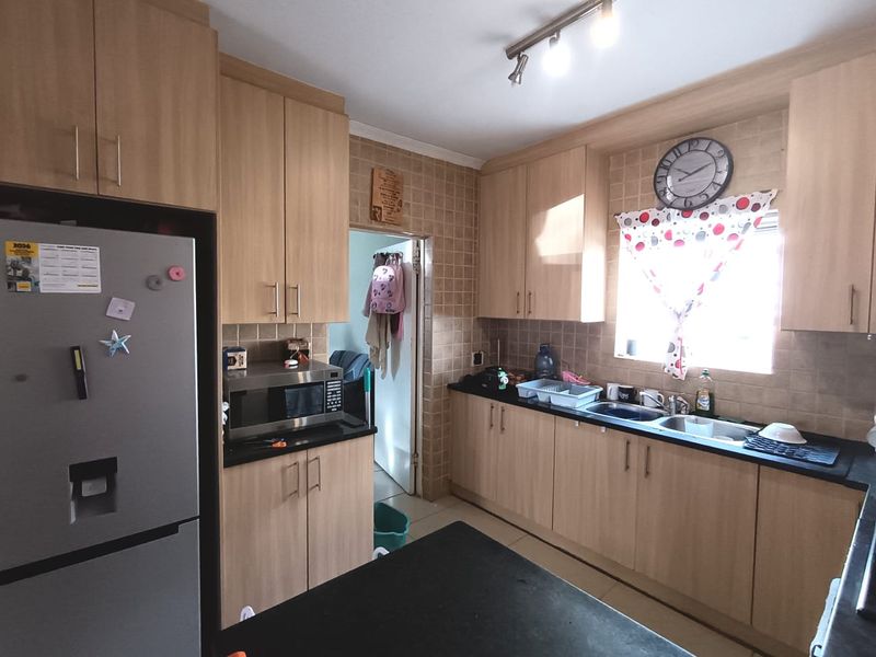 Well Located & Neat 2 Bedroom Townhouse for Sale - Photo 6
