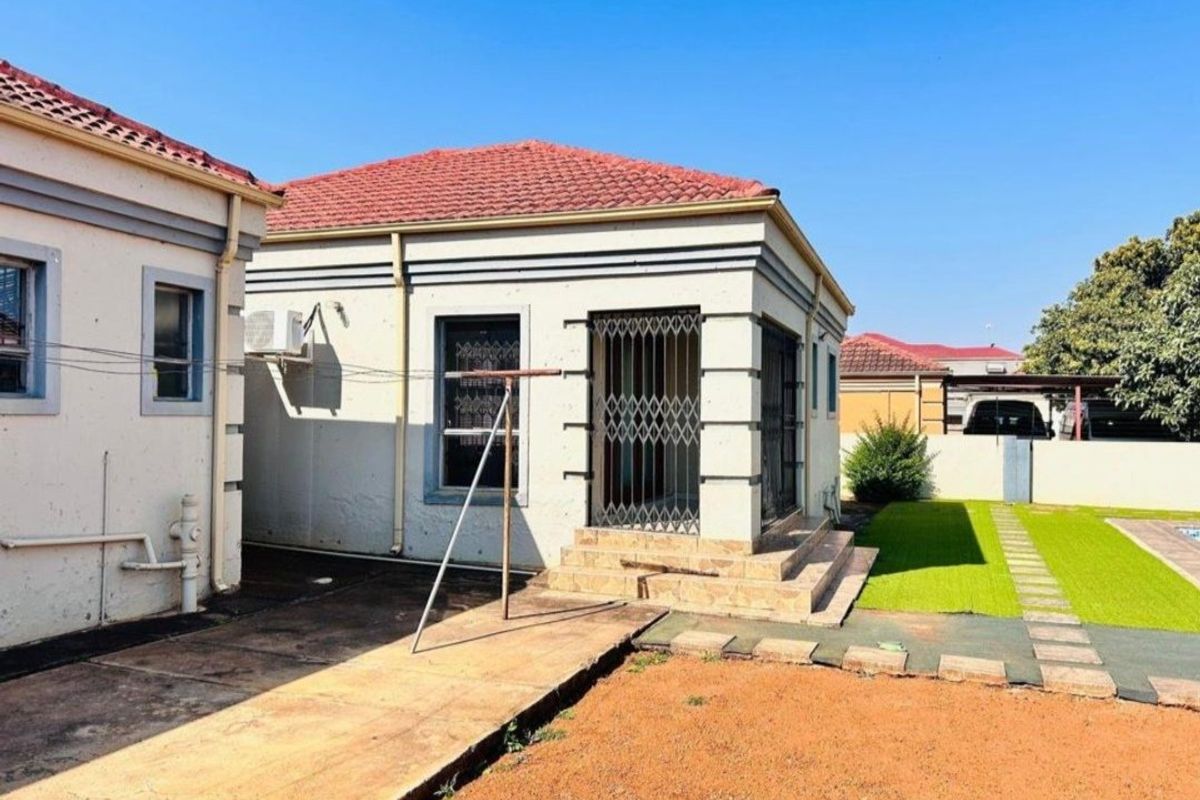 EXQUISITE FAMILY HOME  - Photo 5