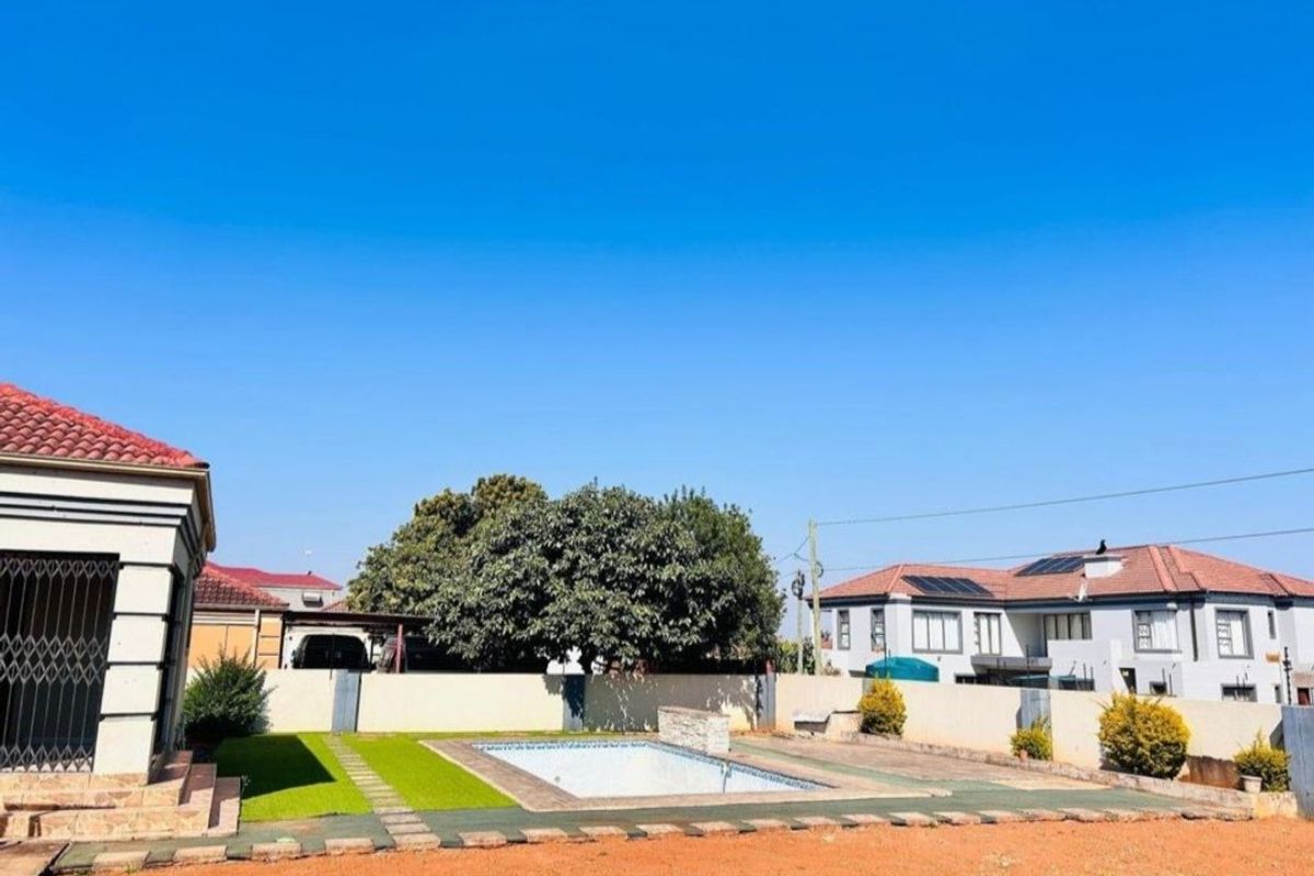 EXQUISITE FAMILY HOME  - Photo 2