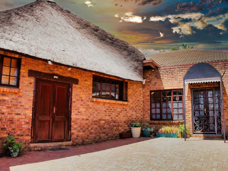Lovely Tranquil family home with Flatlet not to be missed - Photo 5