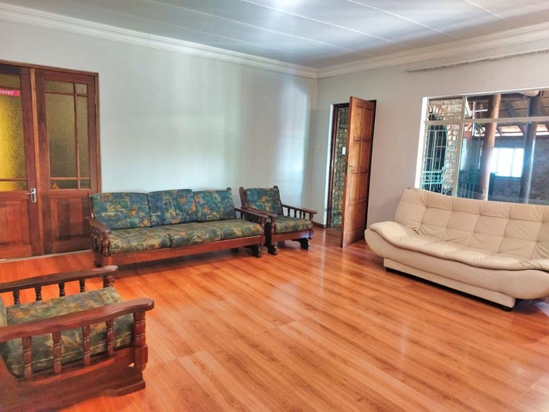 Lovely Tranquil family home with Flatlet not to be missed - Photo 10
