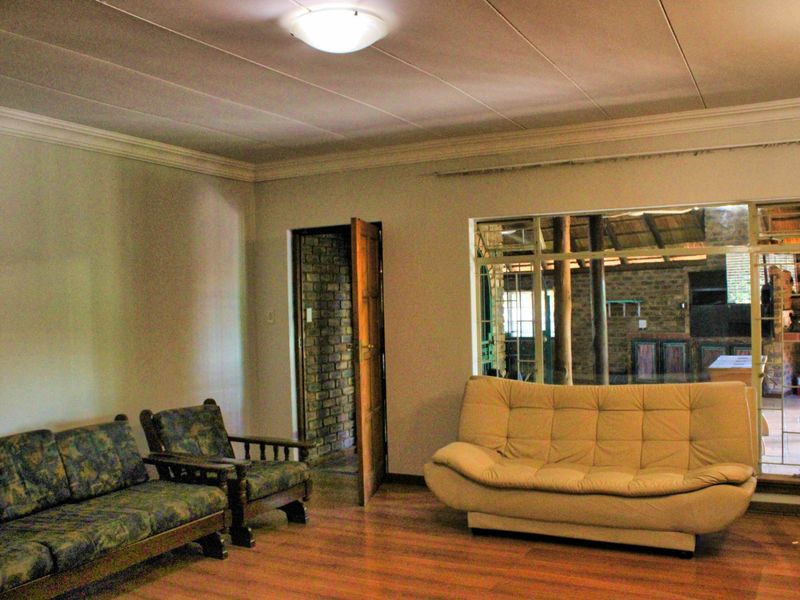 Lovely Tranquil family home with Flatlet not to be missed - Photo 9