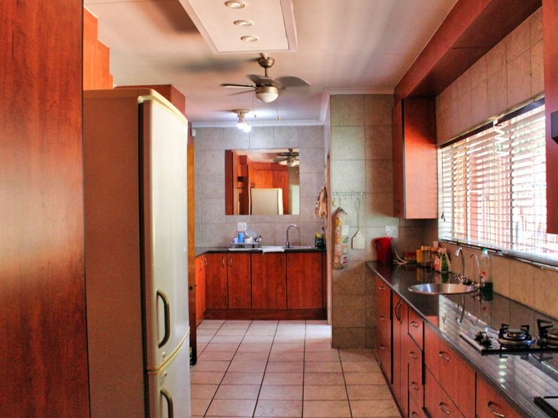 Lovely Tranquil family home with Flatlet not to be missed - Photo 6