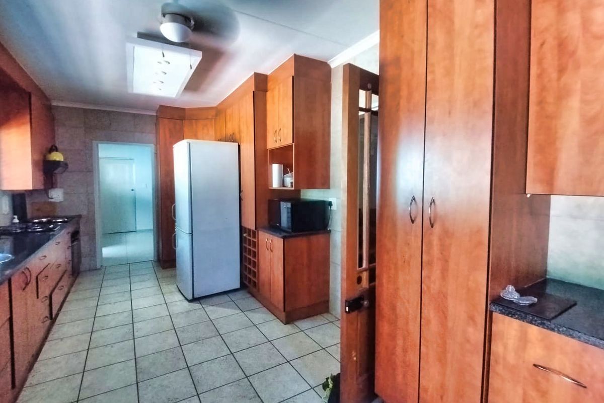 Lovely Tranquil family home with Flatlet not to be missed - Photo 3