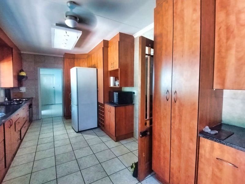 Lovely Tranquil family home with Flatlet not to be missed - Photo 3
