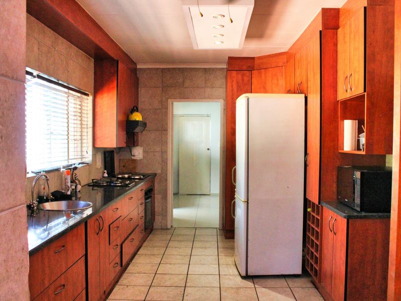 Lovely Tranquil family home with Flatlet not to be missed - Photo 2