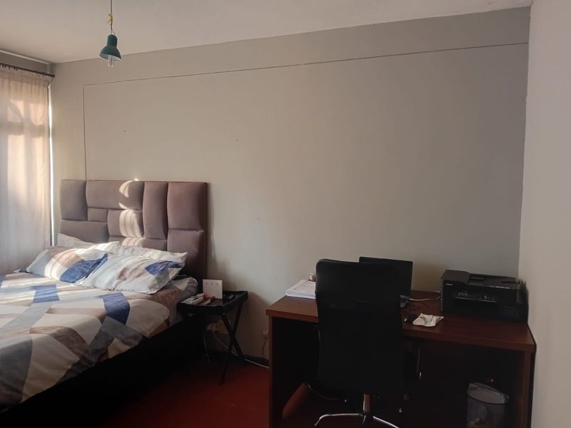 Modern 2 - Bedroom Apartment - Ideal for first time buyers & Investors  - Photo 3