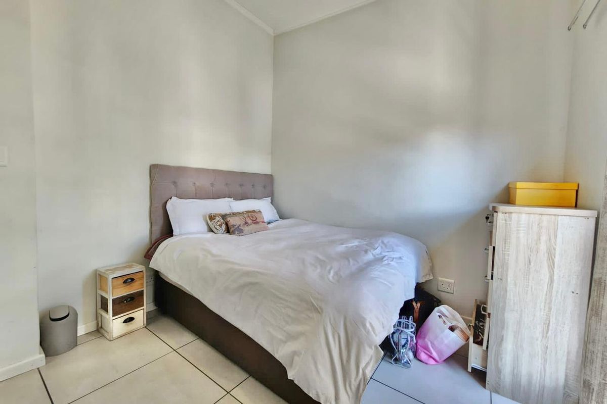 Modern 1 bed apartment in secure estate  - Photo 3