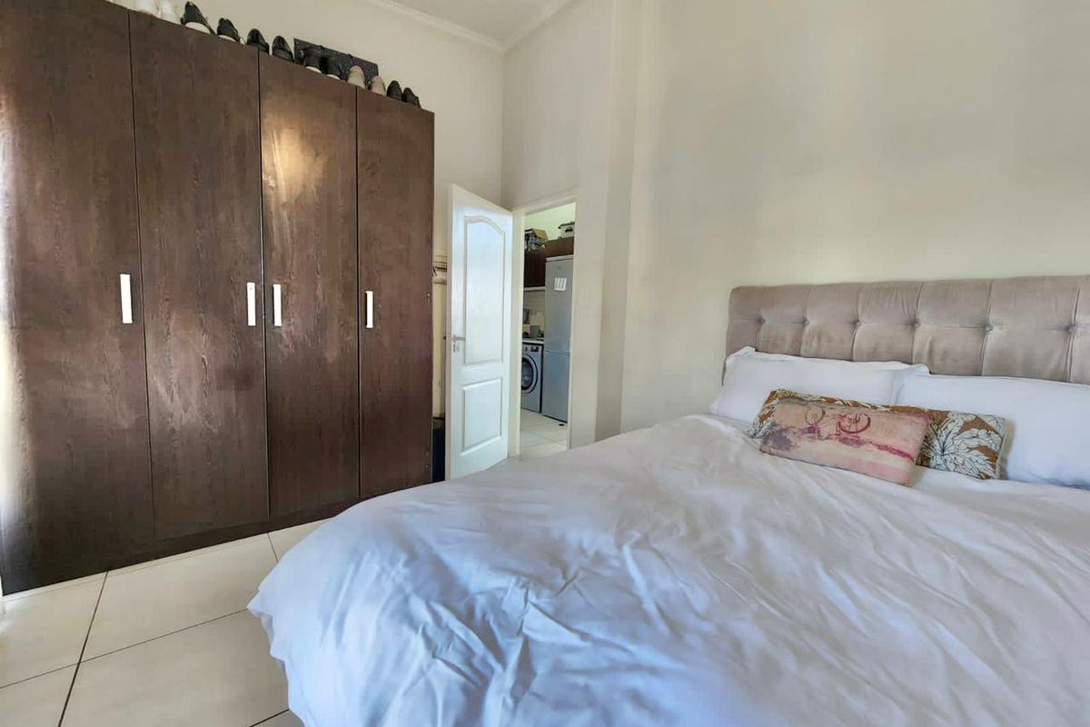 Modern 1 bed apartment in secure estate  - Photo 4
