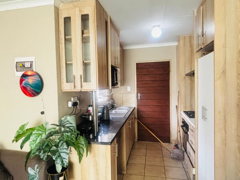 Sunny Alberton home with fibre and solar geyser - Photo 5