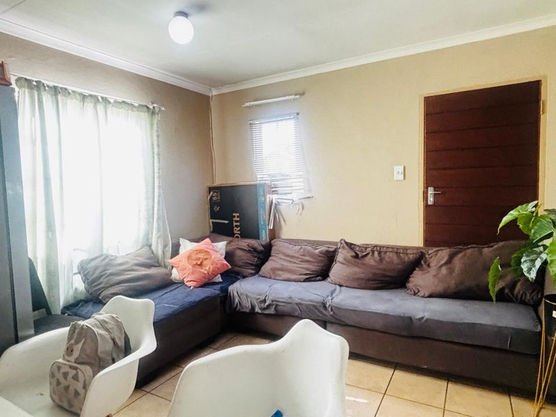 Sunny Alberton home with fibre and solar geyser - Photo 4