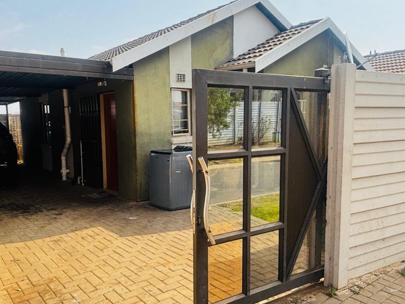 Sunny Alberton home with fibre and solar geyser - Photo 1